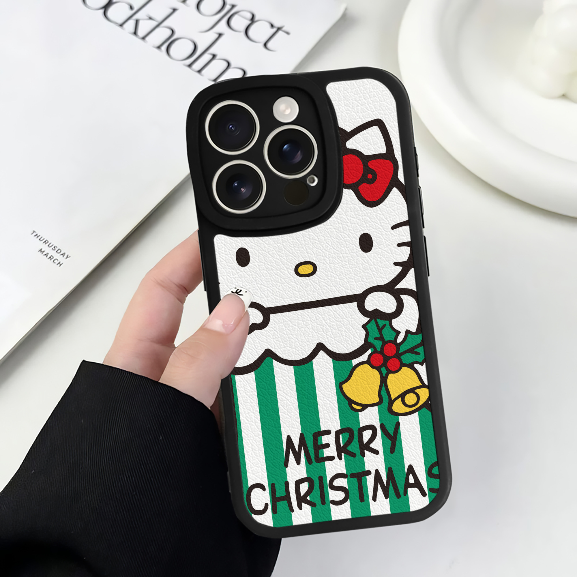 （画像用） Hello Kitty ハローキティ 【iPhone 16シリーズ対応】シリコンスマホケース（レザー調） 材質：シリコン